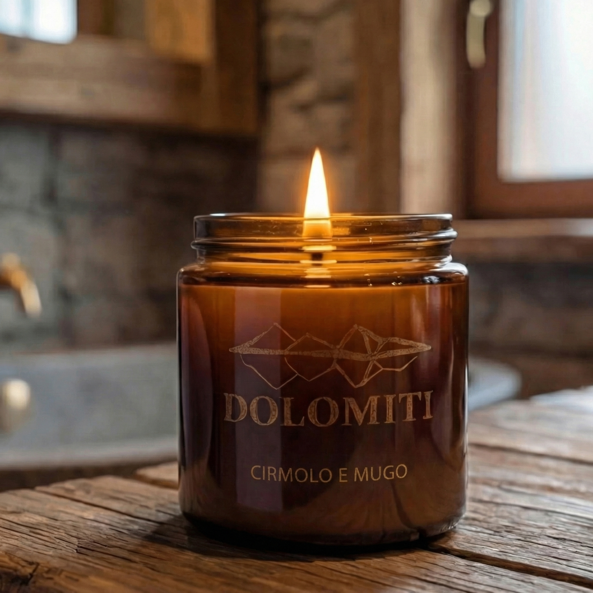 Candela artigianale al pino cirmolo Dolomiti con etichetta in vista