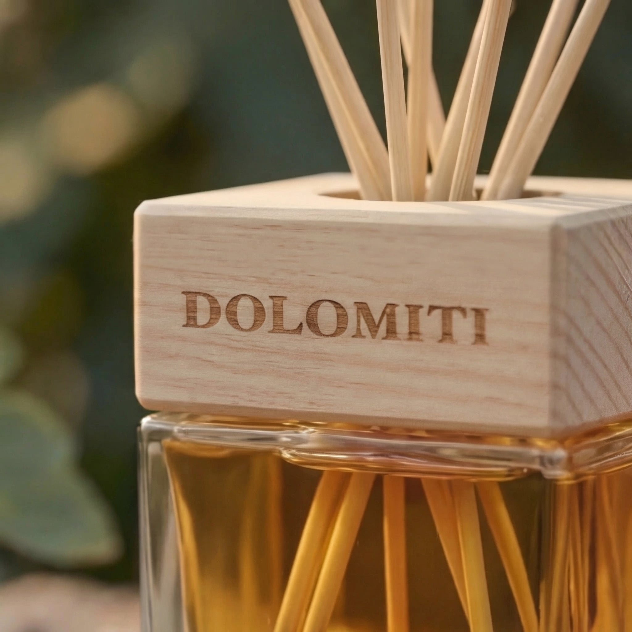 Dettaglio del tappo in legno inciso Dolomiti del diffusore al fico