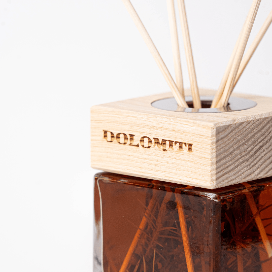 Dettaglio del tappo in legno inciso Dolomiti del diffusore al ginepro
