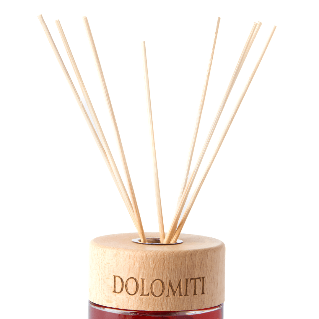 Vista ravvicinata del diffusore luxury al ginepro con bastoncini in legno