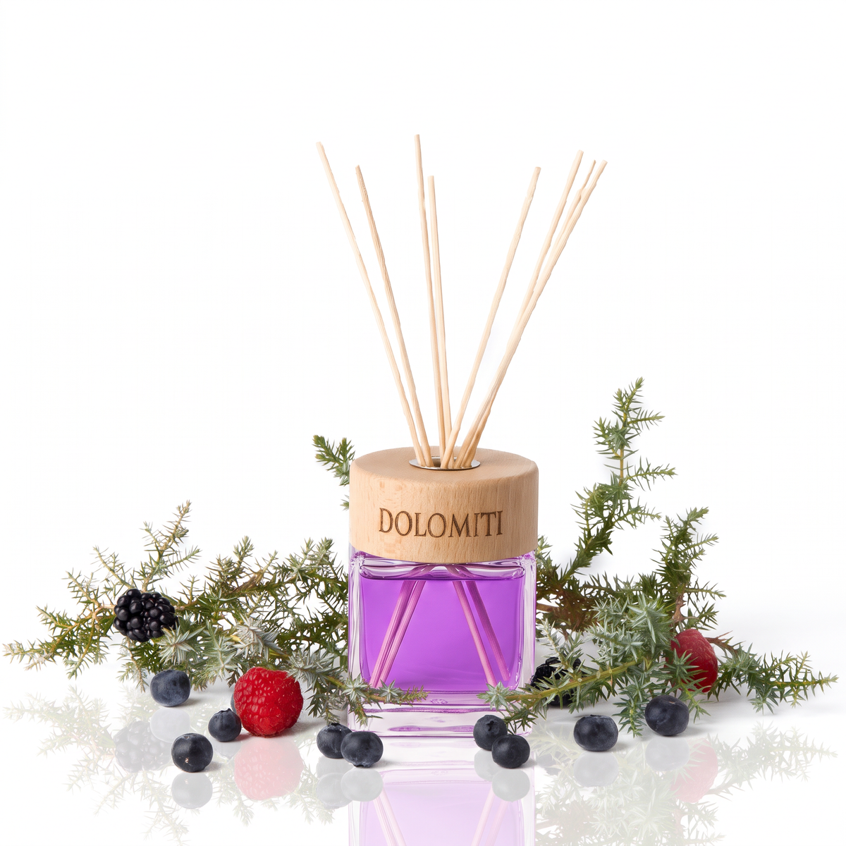 Diffusore luxury al ginepro e bacche tra rametti di ginepro e bacche rosse e blu