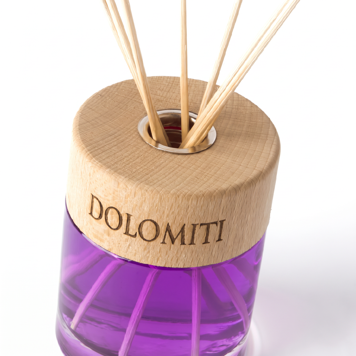 Dettaglio del tappo in legno inciso Dolomiti del diffusore luxury al ginepro