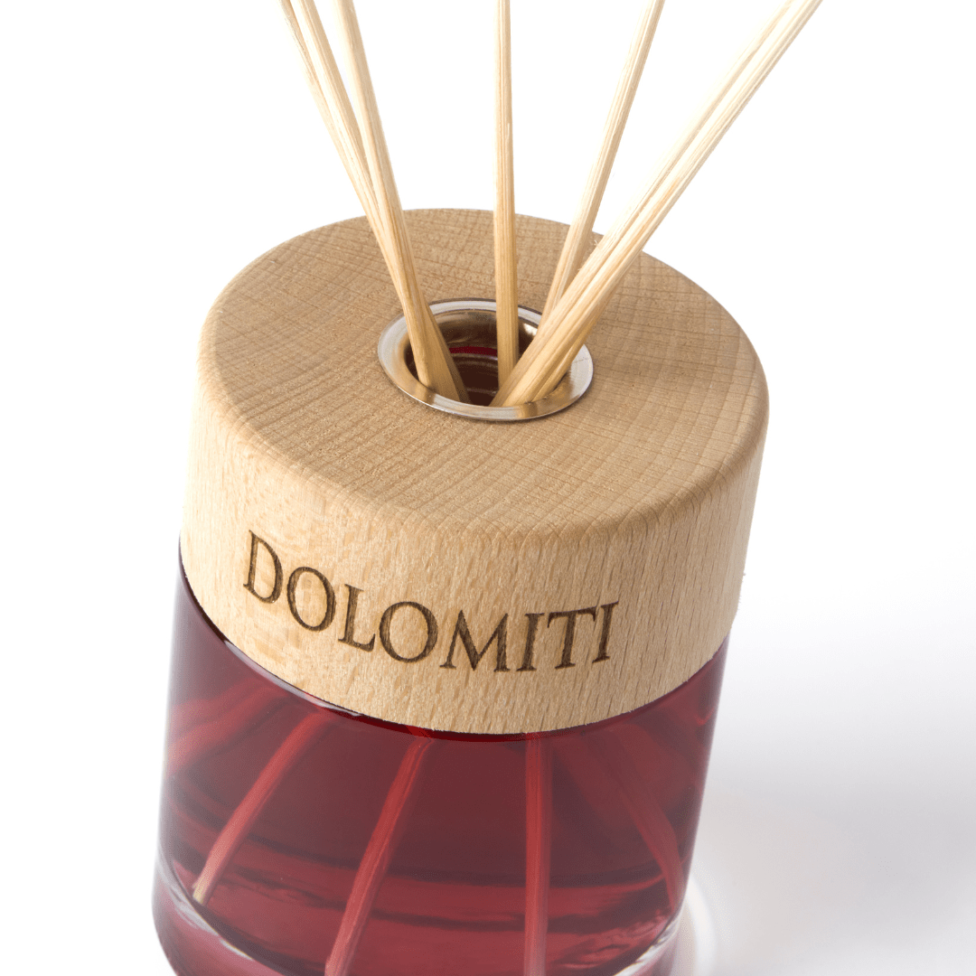 Dettaglio del tappo in legno inciso Dolomiti del diffusore luxury al ginepro