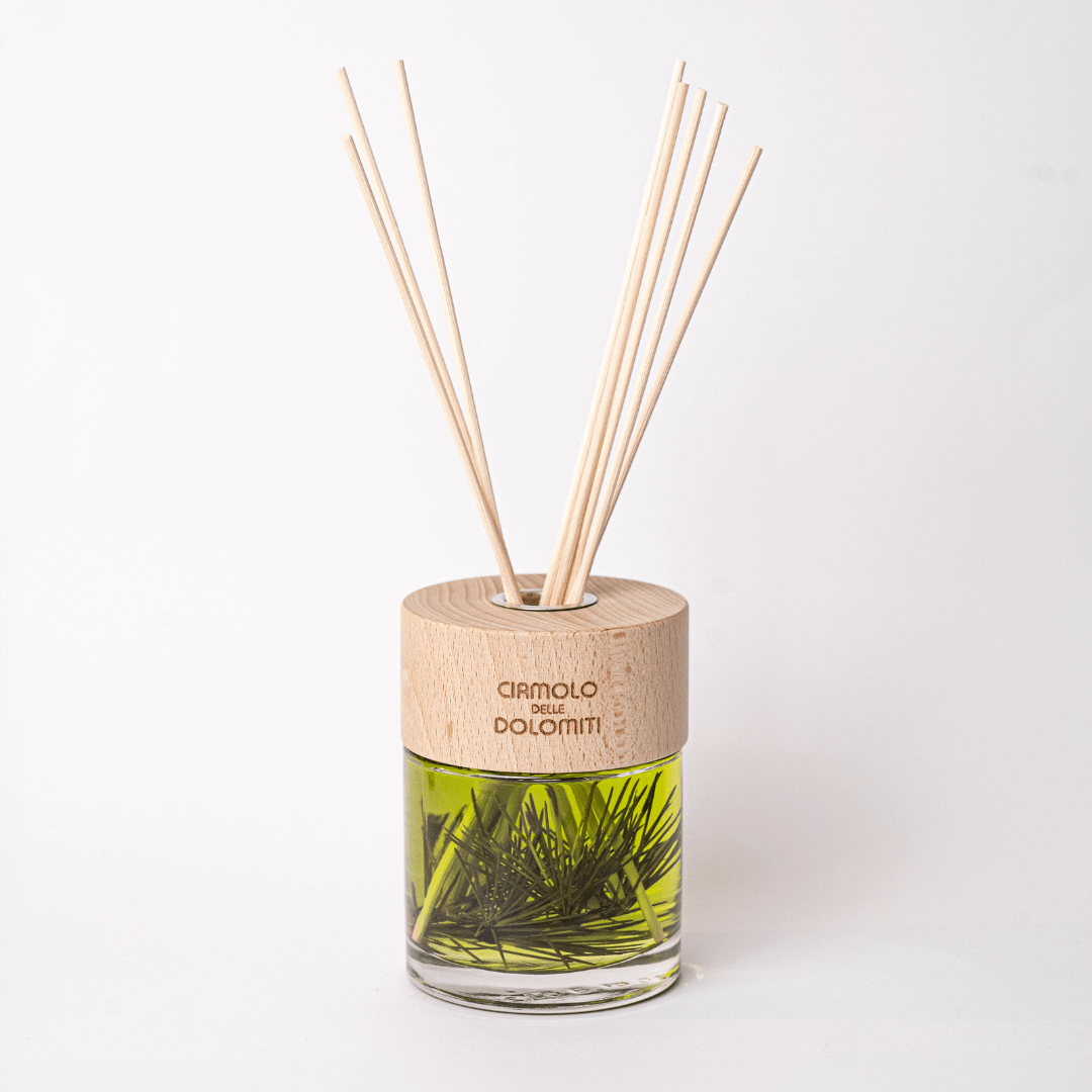 Diffusore luxury al pino cirmolo Dolomiti con aghi di pino nella fragranza e bastoncini