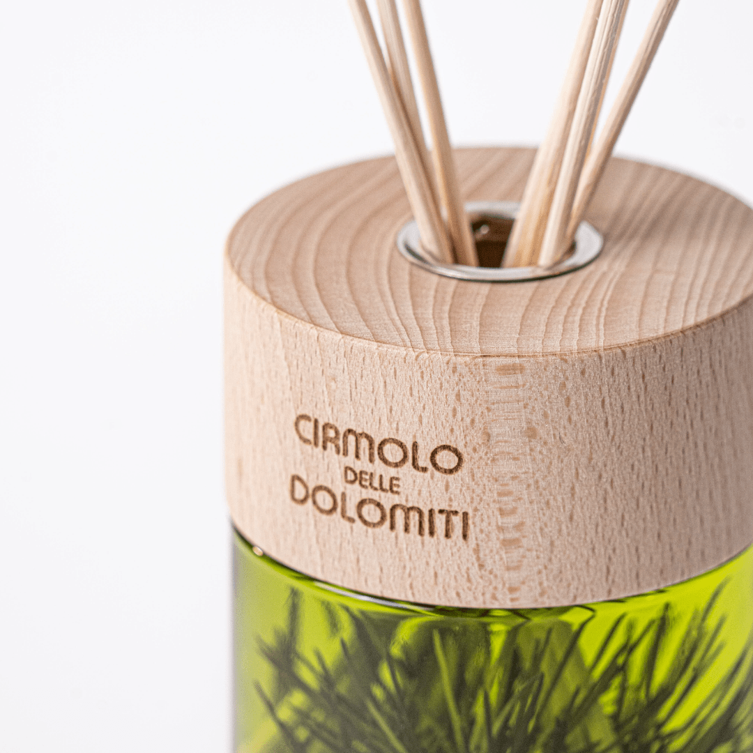 Dettaglio del tappo in legno inciso del diffusore luxury al pino cirmolo