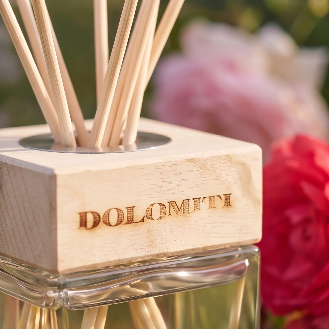 Primo piano del diffusore alla rosa di altura con una rosa accanto