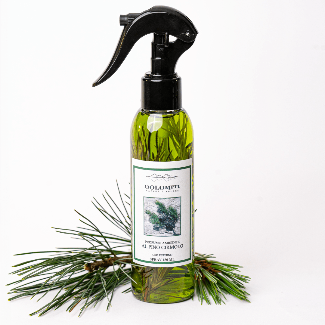 Spray per ambienti al pino cirmolo Dolomiti da 150 ml con aghi di pino nella fragranza