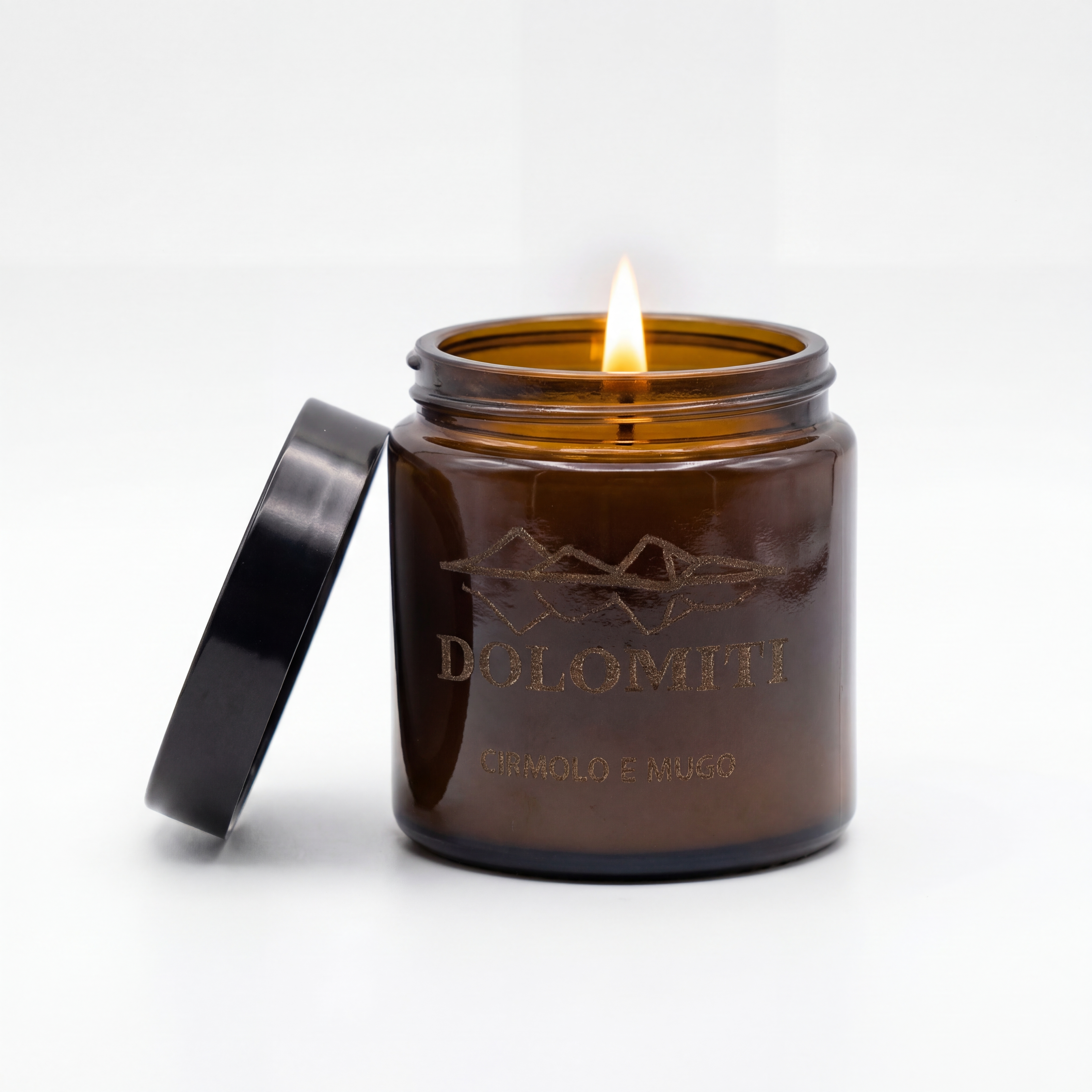 Candela al pino cirmolo Dolomiti in vasetto ambrato da 120 g su sfondo bianco