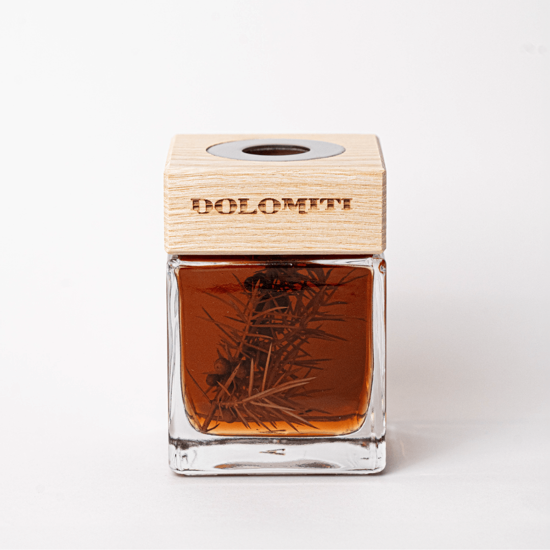 Flacone del diffusore al ginepro e bacche con etichetta Dolomiti