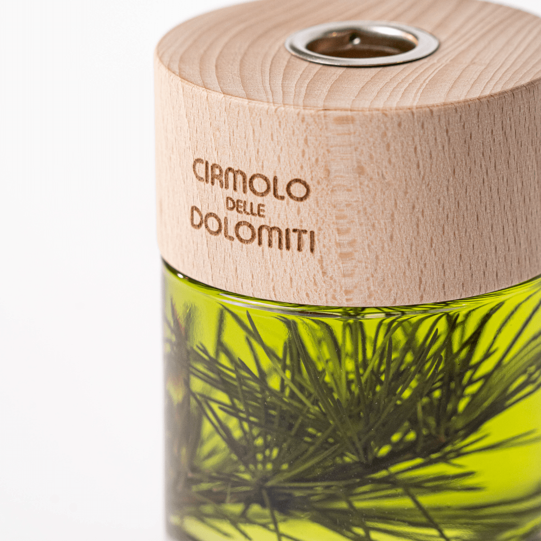 Dettaglio ravvicinato del diffusore luxury con gli aghi di pino nella fragranza verde