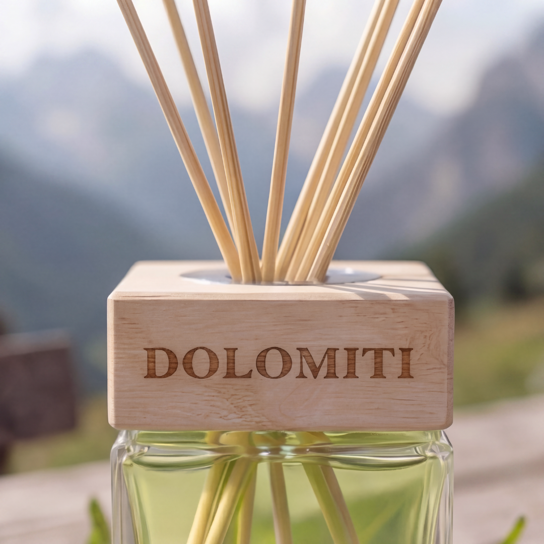 Dettaglio del tappo in legno Dolomiti del diffusore alla menta con le montagne sullo sfondo