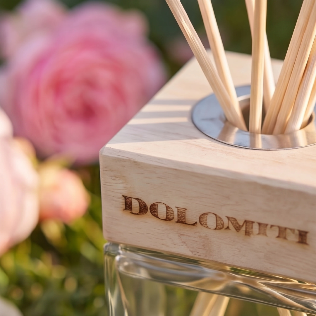 Dettaglio del tappo in legno inciso Dolomiti del diffusore alla rosa