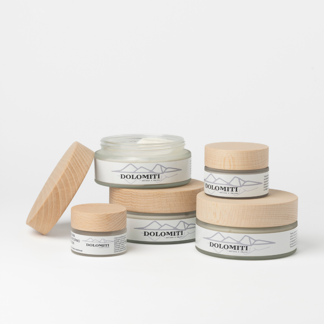 Dolomiti Ritual Pack con i prodotti viso e corpo al fieno e coperchi in legno