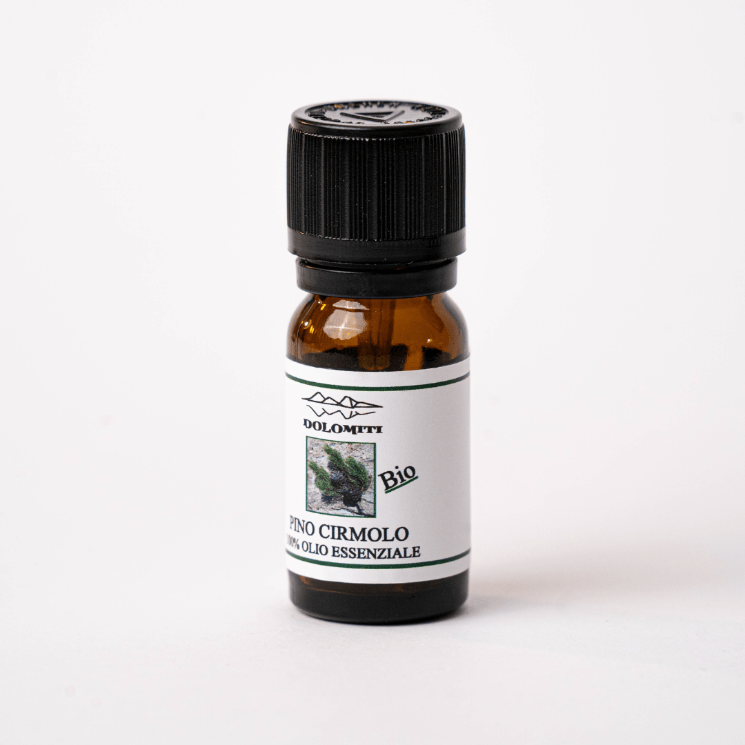 Boccetta di olio essenziale di pino cirmolo su sfondo bianco