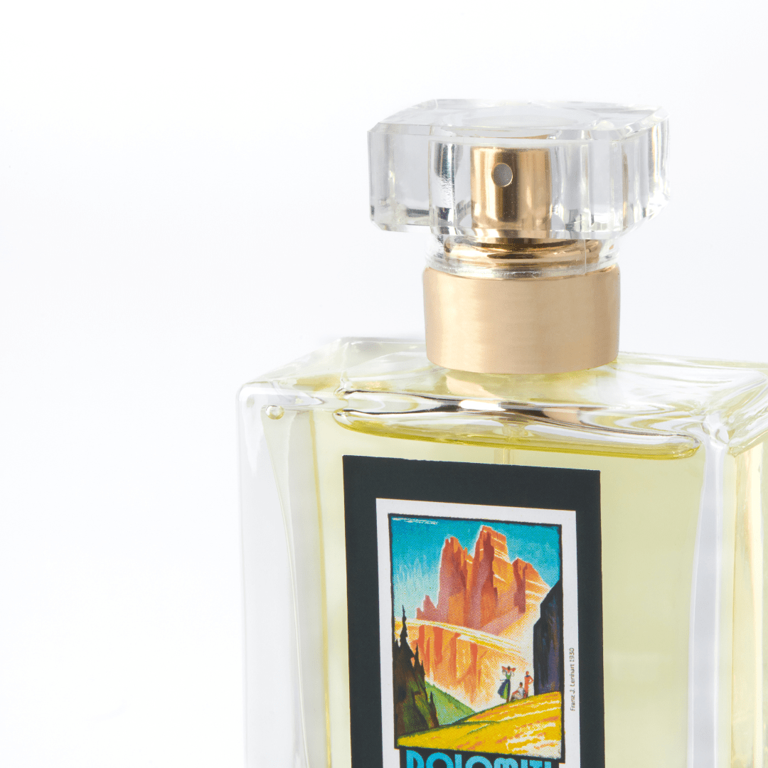 Flacone in vetro dell'eau de parfum 1929 L'Essenza del Carattere con etichetta vintage