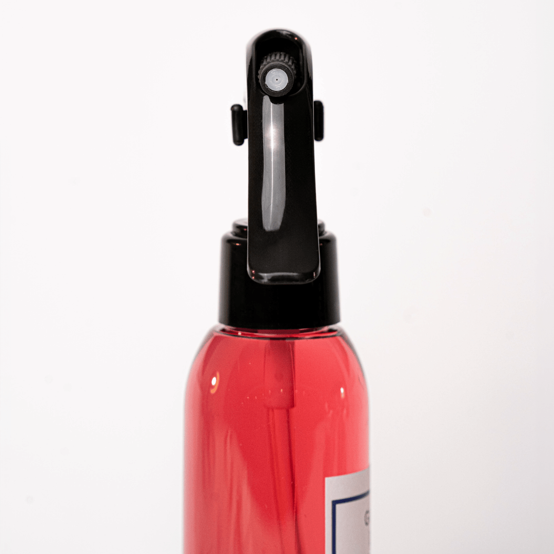 Dettaglio del nebulizzatore dello spray al ginepro e bacche