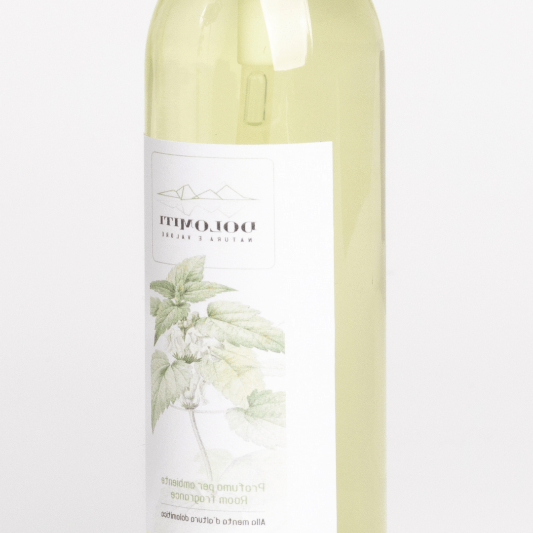 Dettaglio dell'etichetta dello spray per ambienti alla menta dolomitica