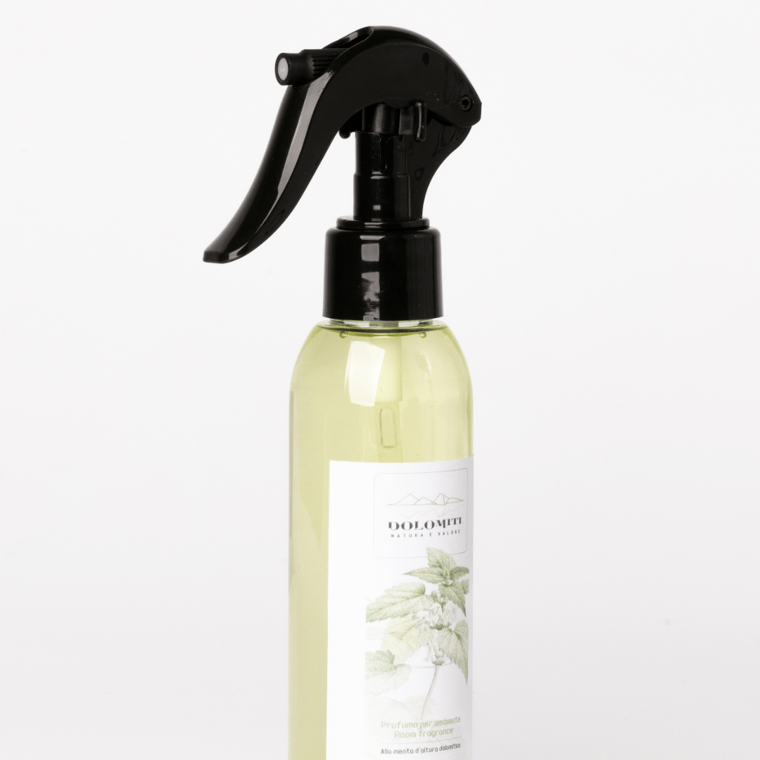 Flacone dello spray alla menta dolomitica con nebulizzatore nero
