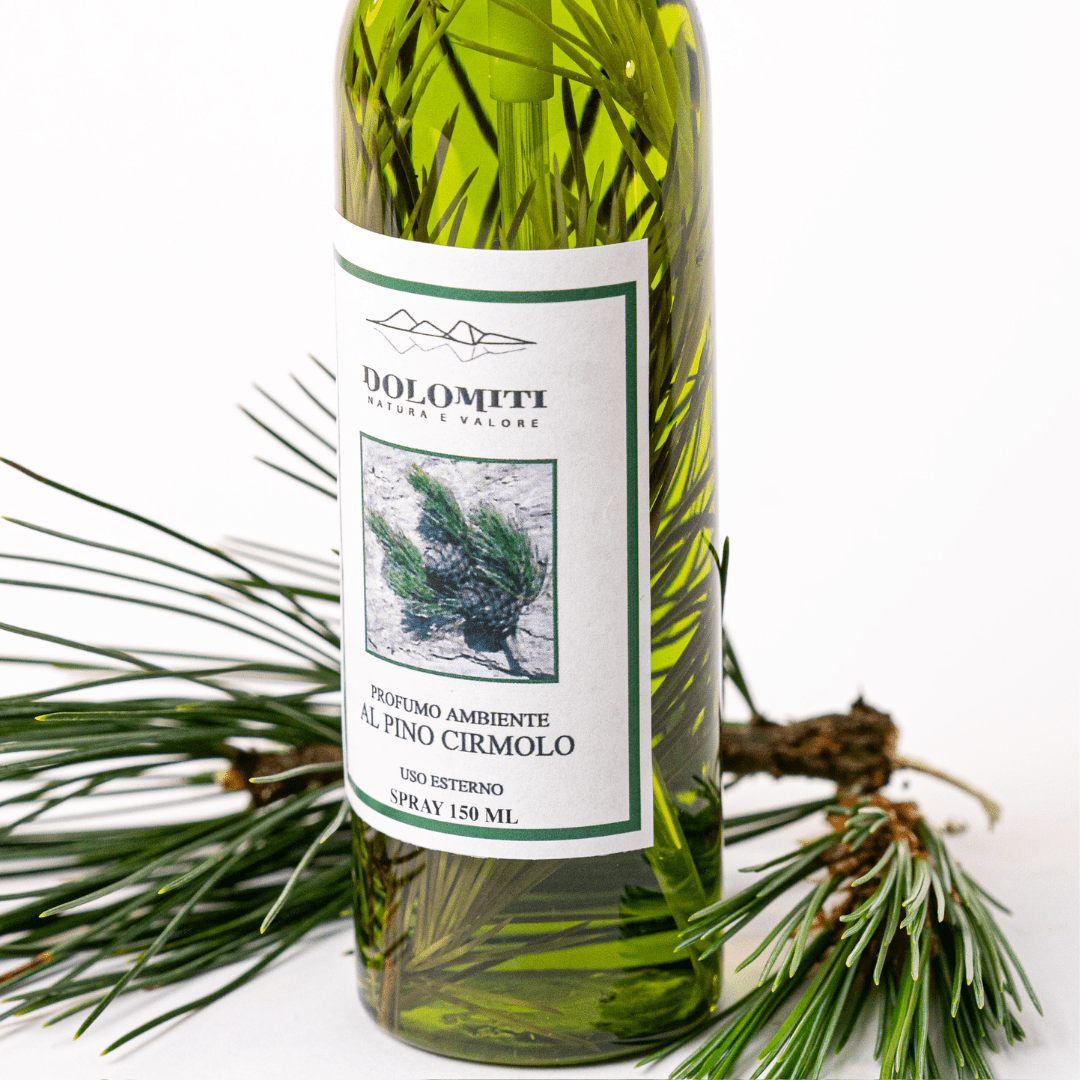 Dettaglio dell'etichetta dello spray al pino cirmolo con rametto di pino