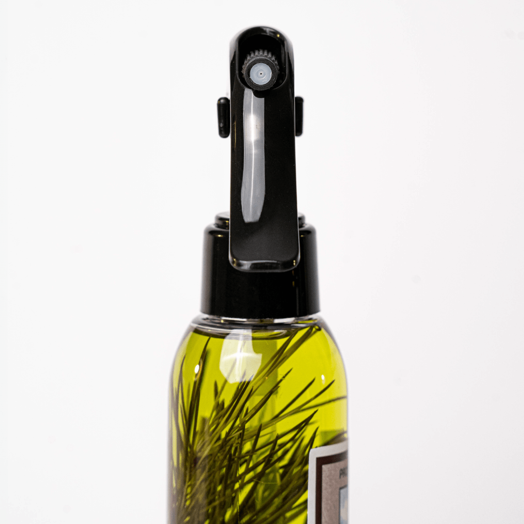 Dettaglio del nebulizzatore dello spray Luxury con aghi di pino nella fragranza